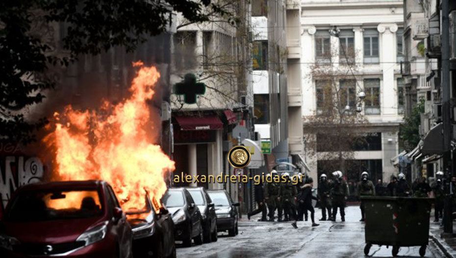 Έκαψαν το αυτοκίνητο του δημάρχου Νάουσας στο συλλαλητήριο της Αθήνας