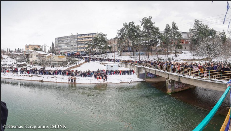 Εντυπωσιακή κι εφέτος η συμμετοχή του κόσμου στον Αγιασμό των υδάτων παρά την… κατάψυξη!