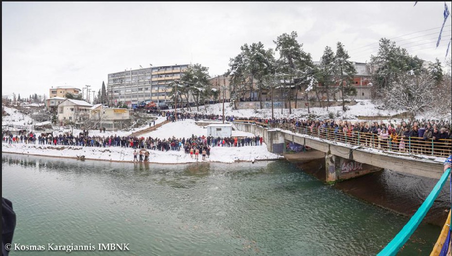 Εντυπωσιακή κι εφέτος η συμμετοχή του κόσμου στον Αγιασμό των υδάτων παρά την… κατάψυξη!